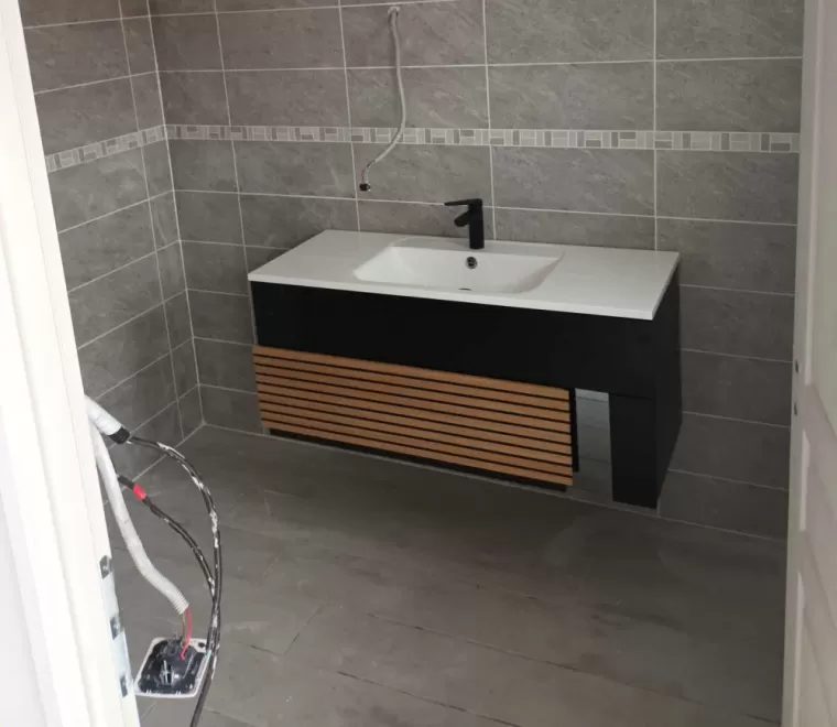 Pose faïence salle de bain sur ancienne faïence, Angoulême, Service Bati 17