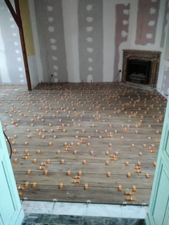 Pose de carrelage dans un séjour à Jarnac, Angoulême, Service Bati 17